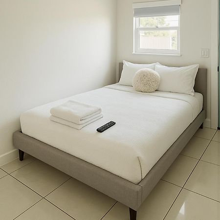 Modern Home - Termpurpedic Queen Bed, Laundry, Free Parkging, Ev Tesla Hollywood Exterior photo